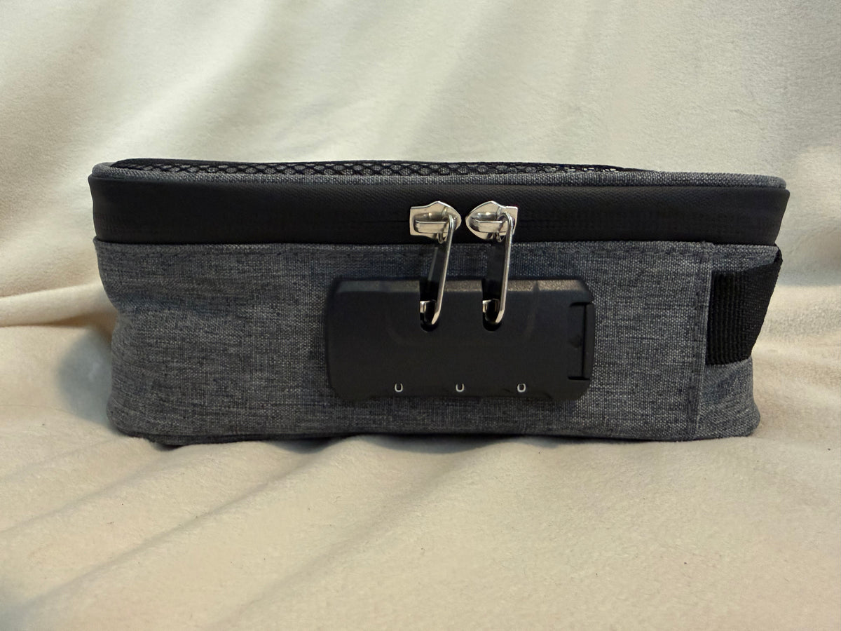Locking travel bag