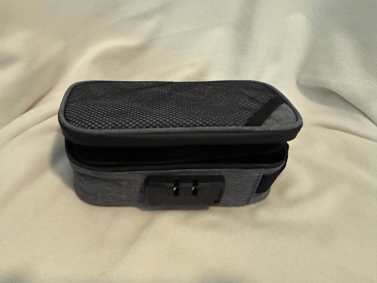 Locking travel bag