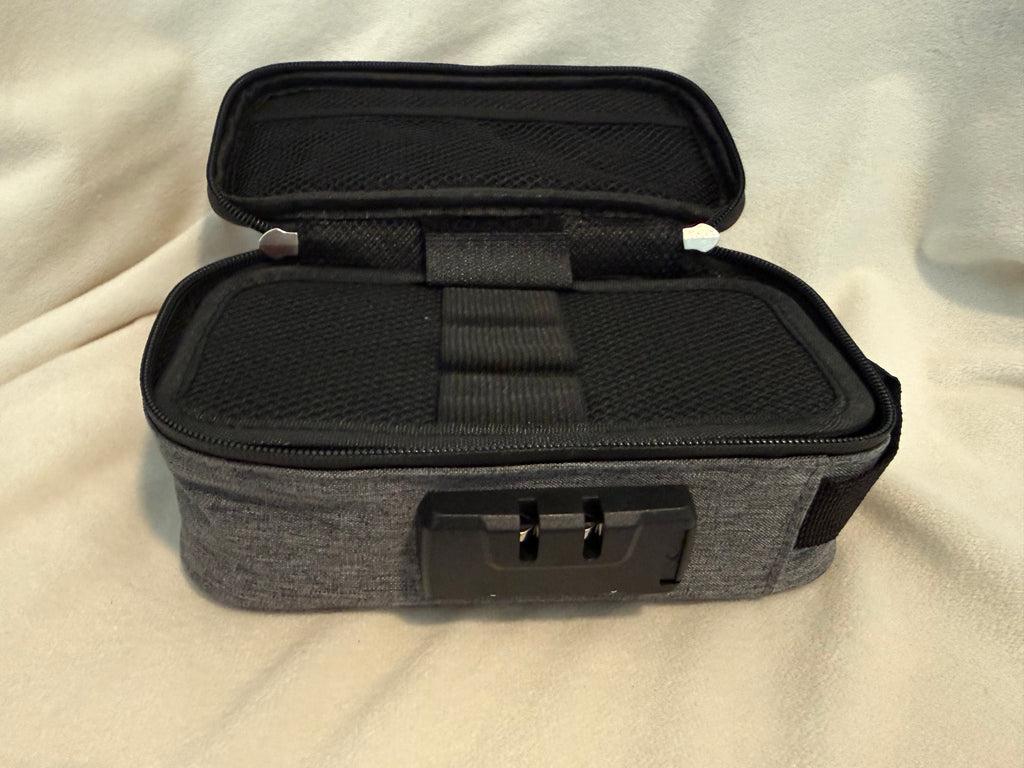 Locking travel bag