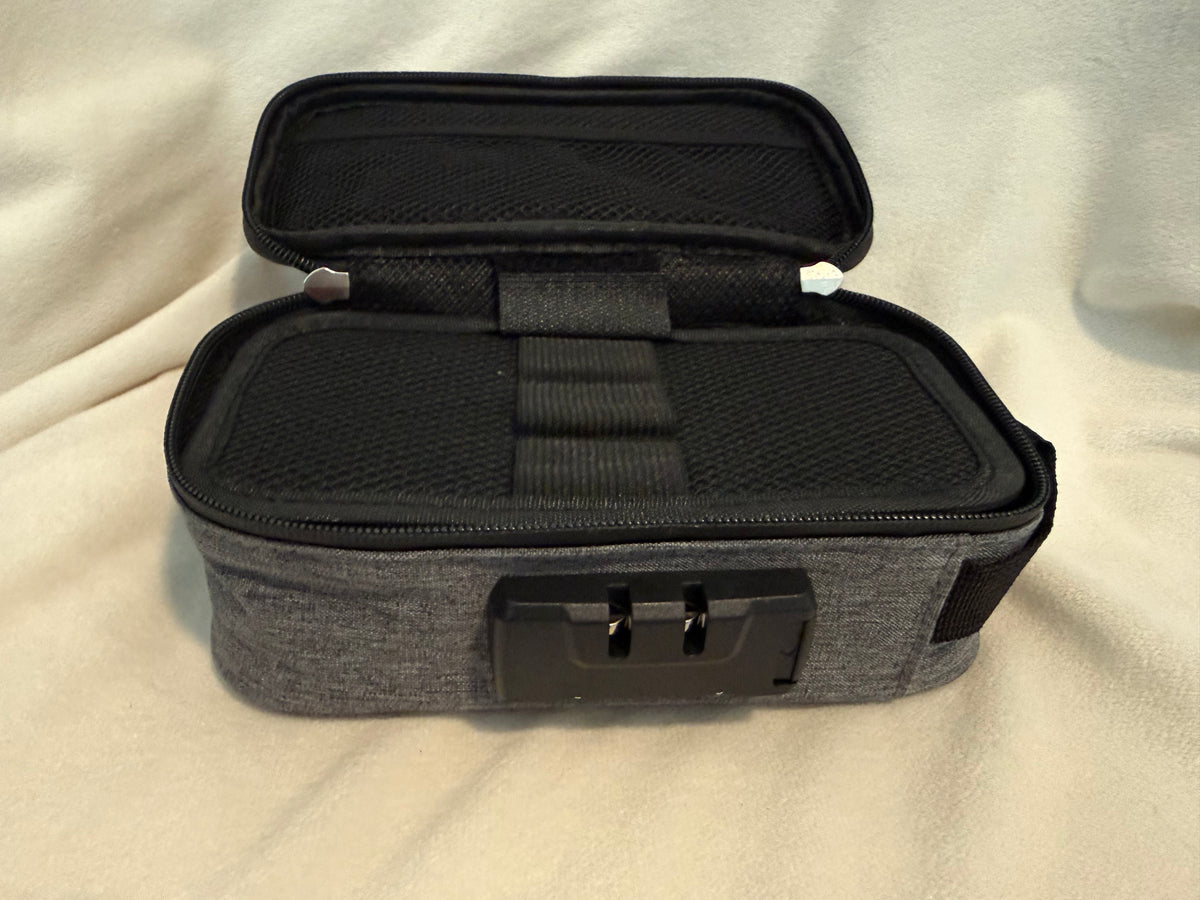 Locking travel bag